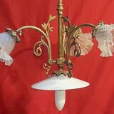 Ancien Lustre Bronze / laiton 3 tulipes en verre opaque , transparent , vintage