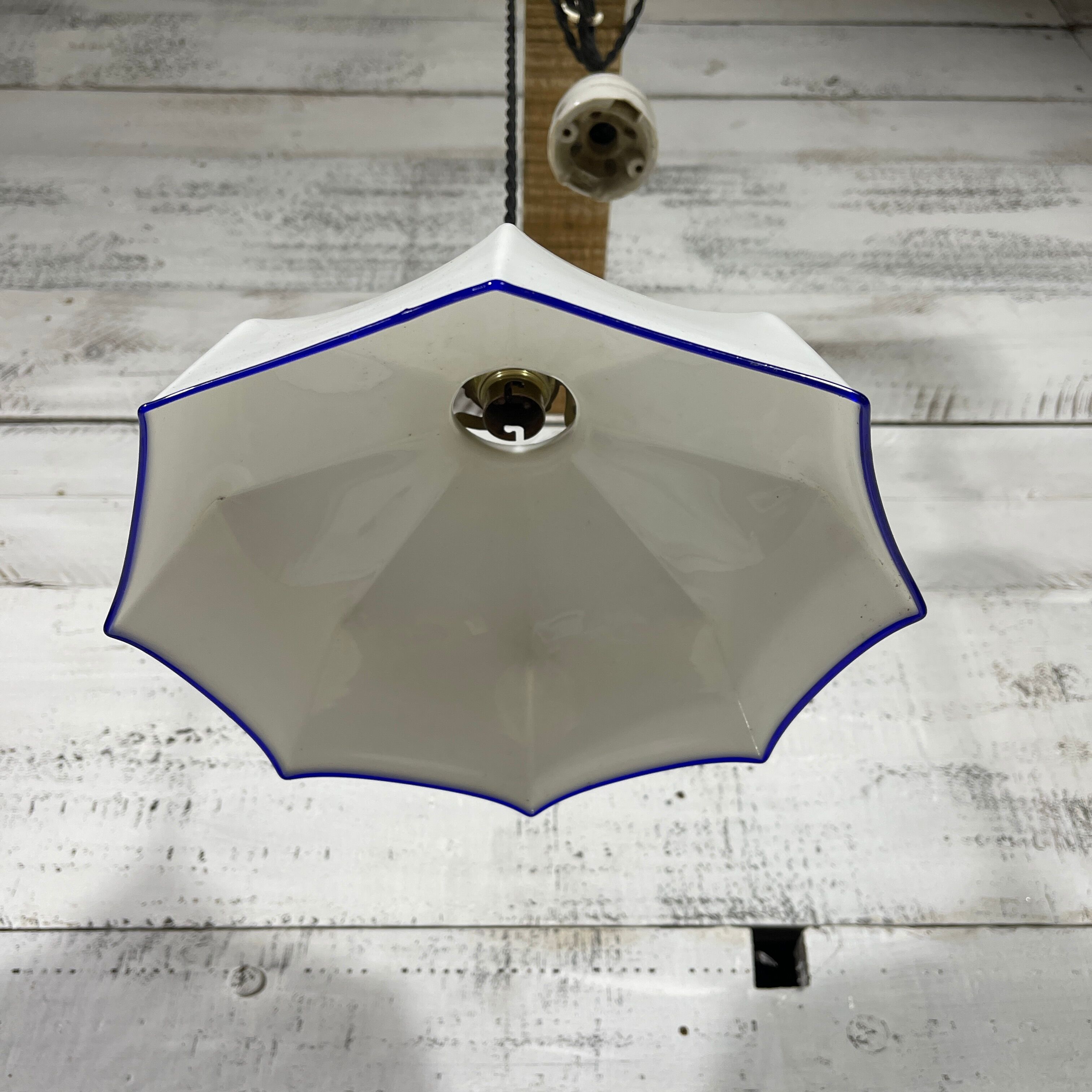 Opaline suspension