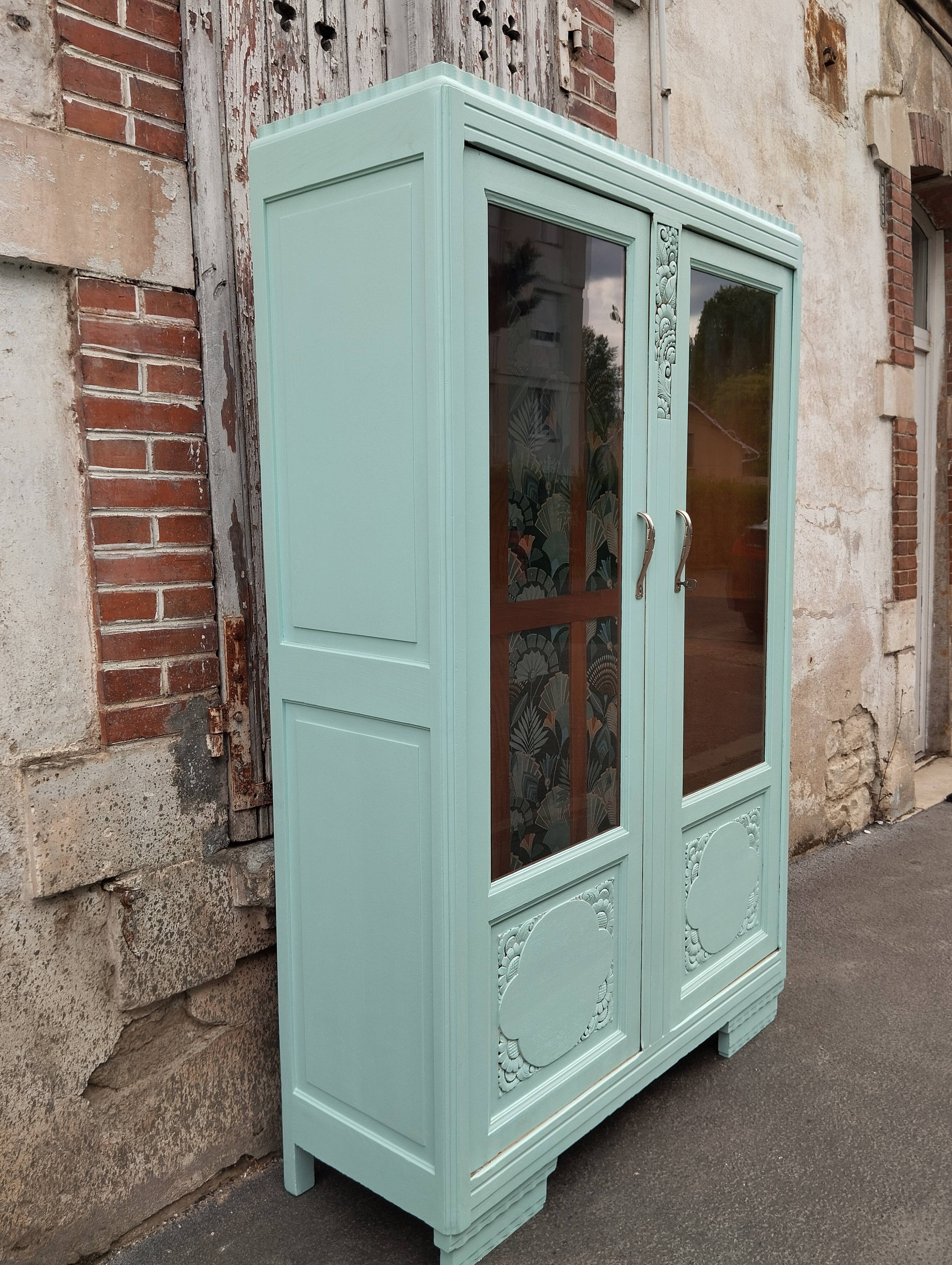 Parisian showcase cabinet year 30