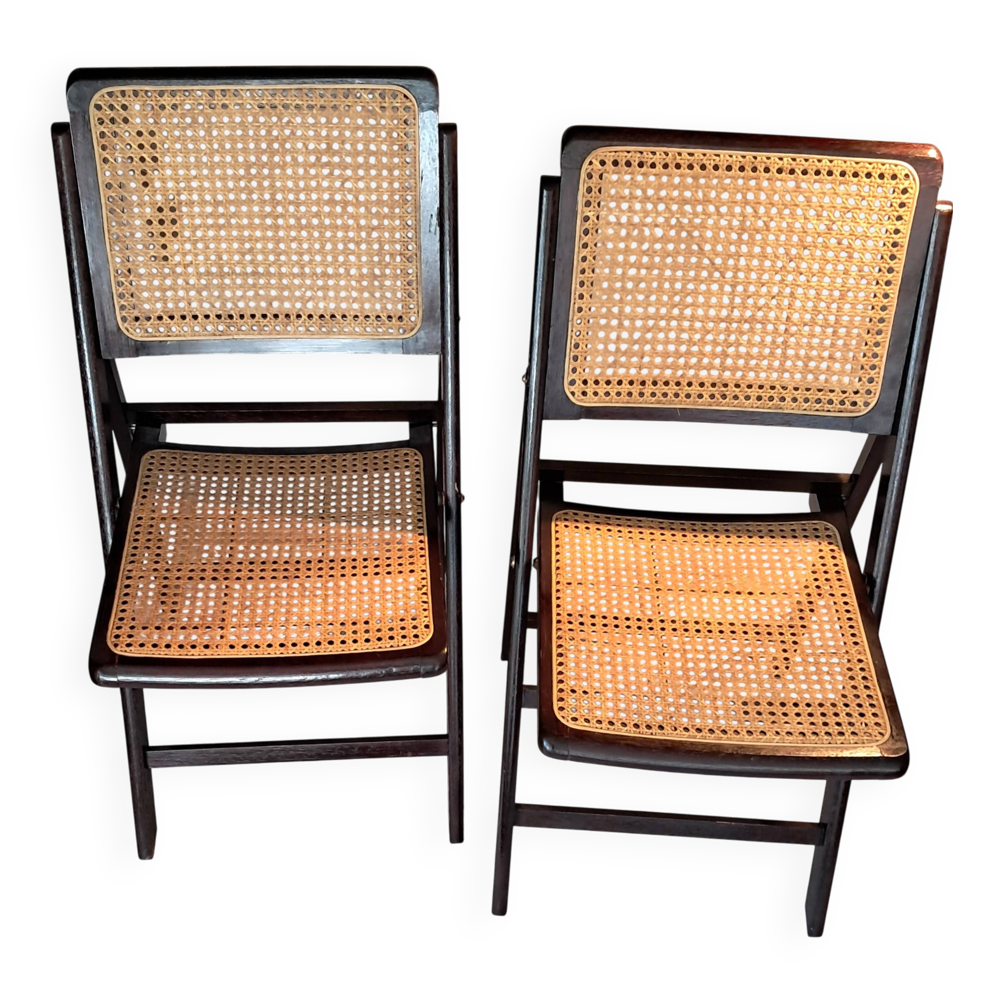 Pair of caned folding chairs from the 1960s in varnished wood.