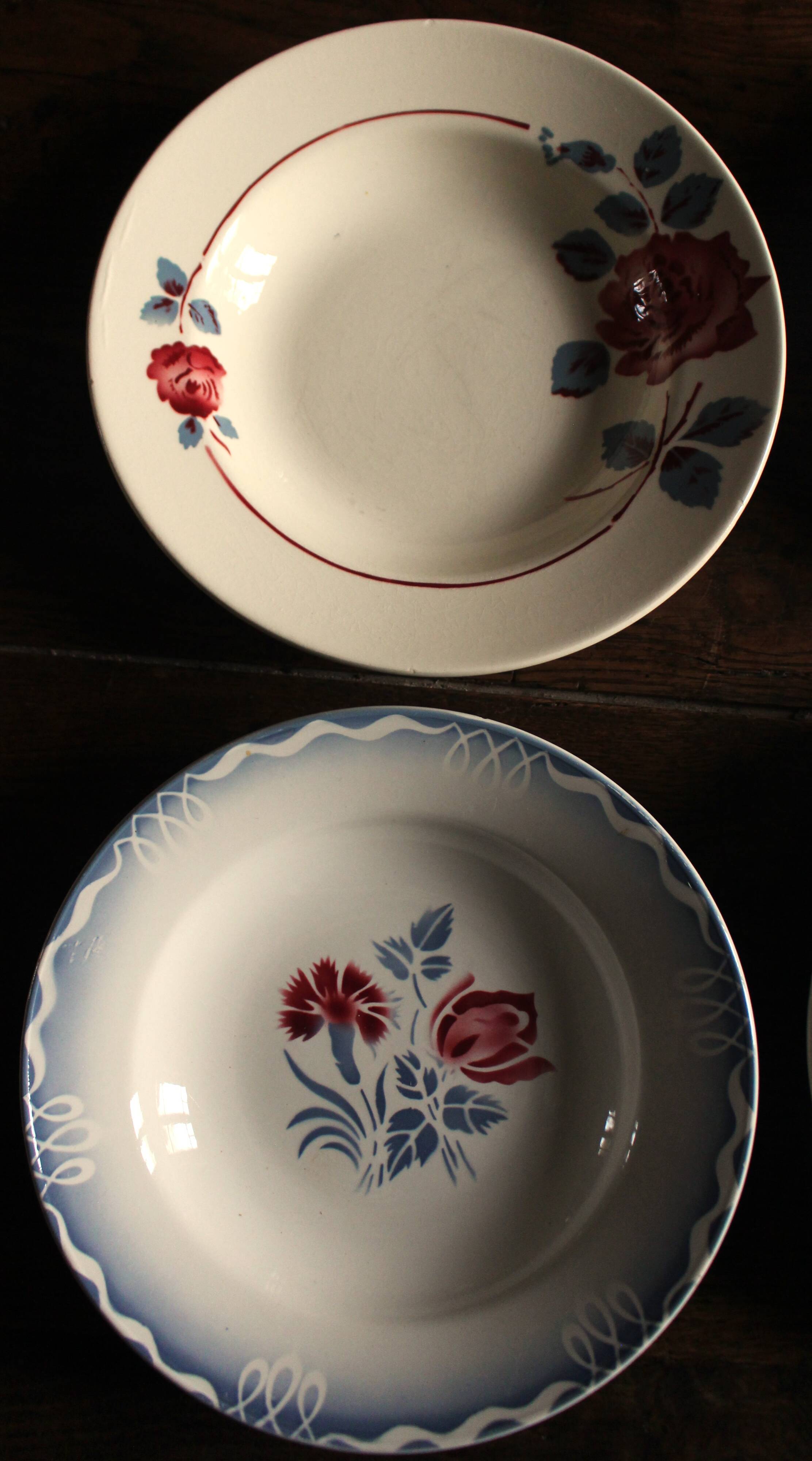 6 mismatched red and blue Art Deco soup plates, Badonviller Digoin