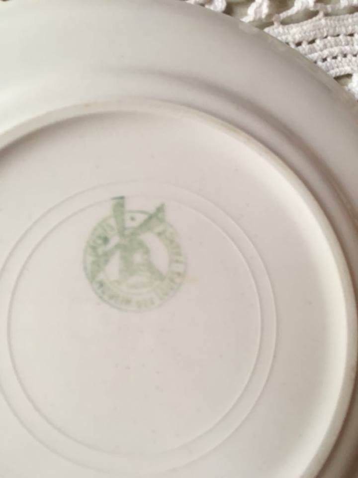 Set of eight plates desserten yellow green and red