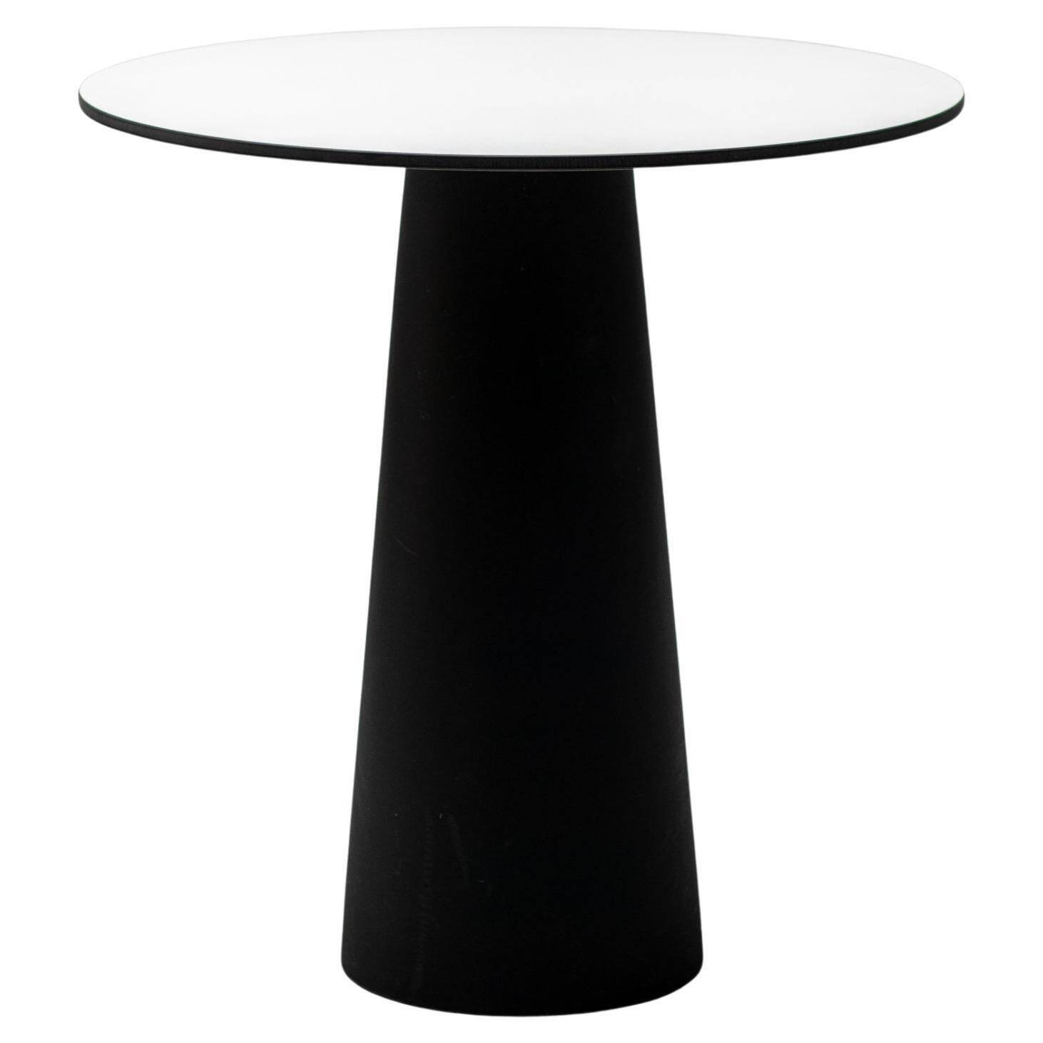 Dining table Container Marcel Wanders, black base and white top.