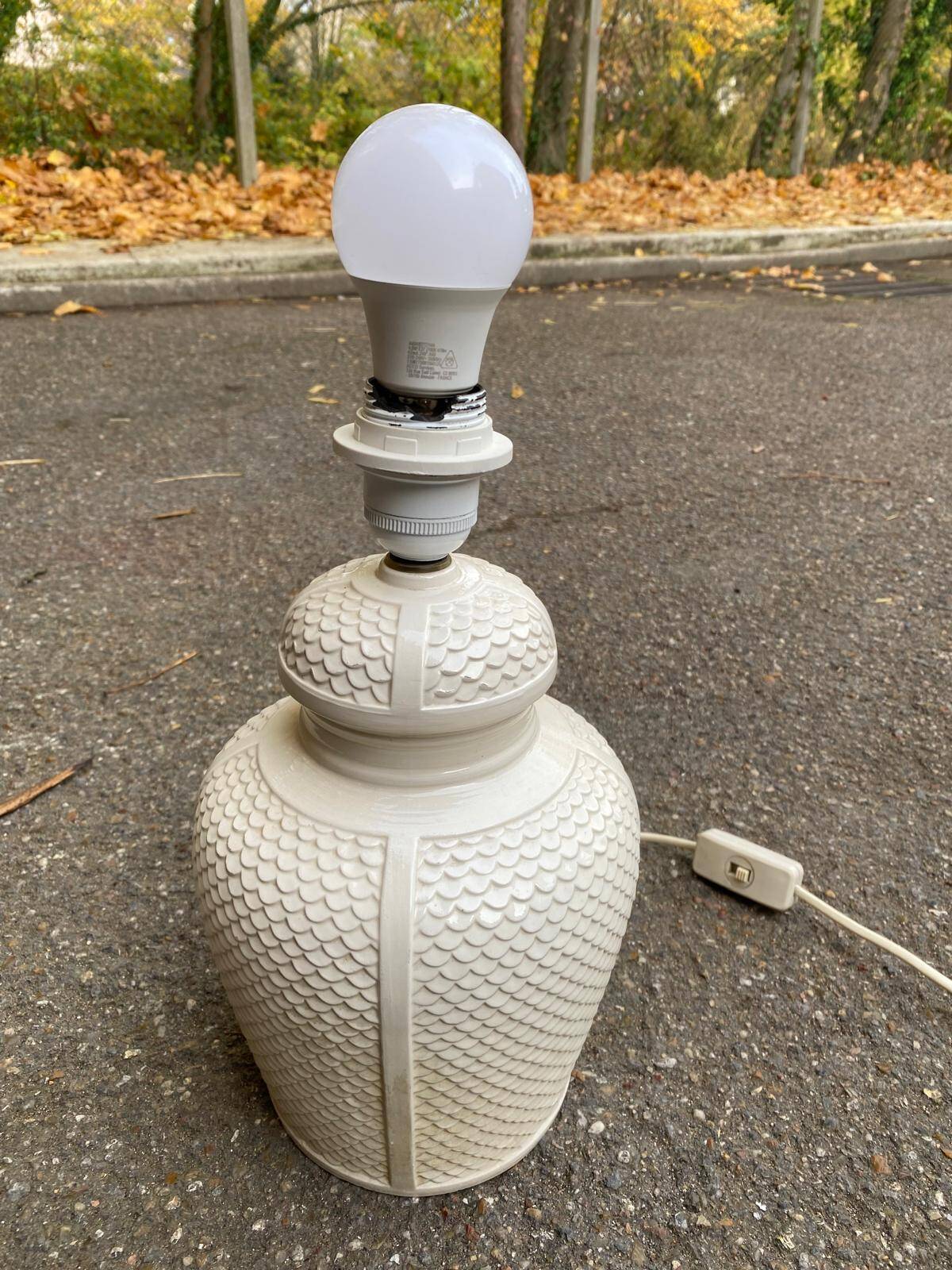 Italian lamp in white ceramic, known as bamboo with a crocodile effect
