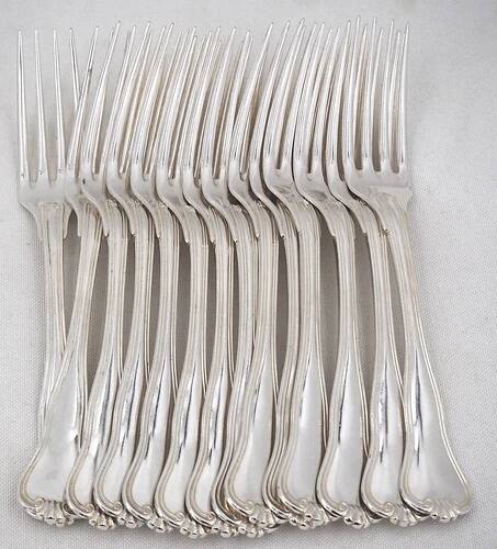 Christofle Violon palmettes, 14 table forks, 21 cm, silver-plated metal.
