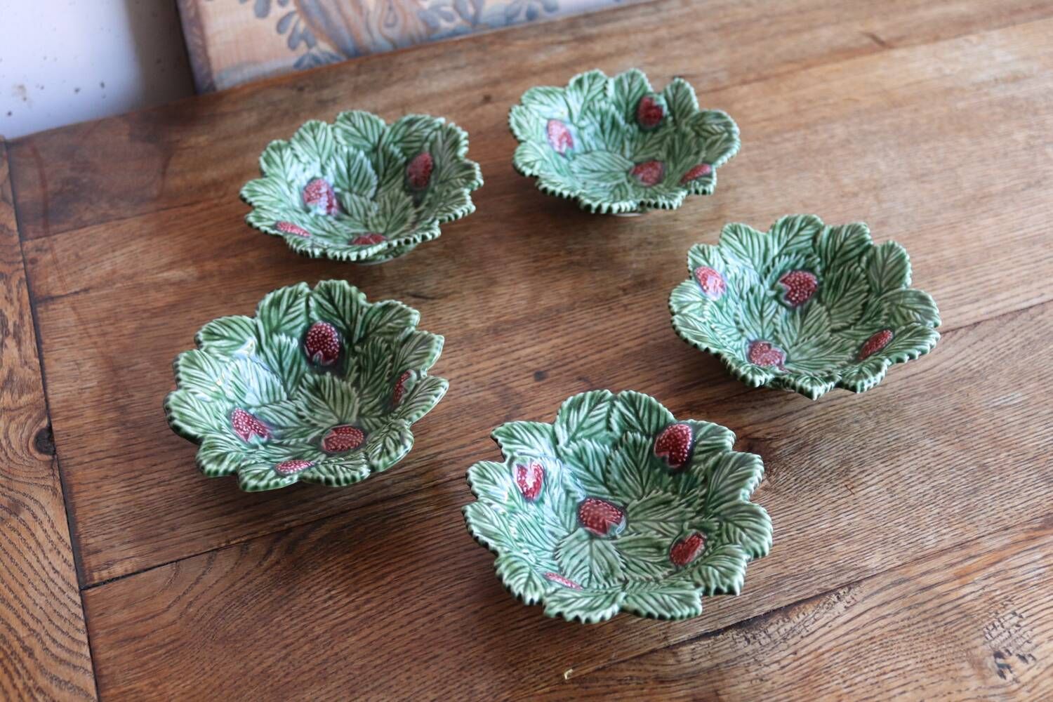 Set of 5 leaf-shaped bowls with strawberries – Caldas da Rainha (Portugal)