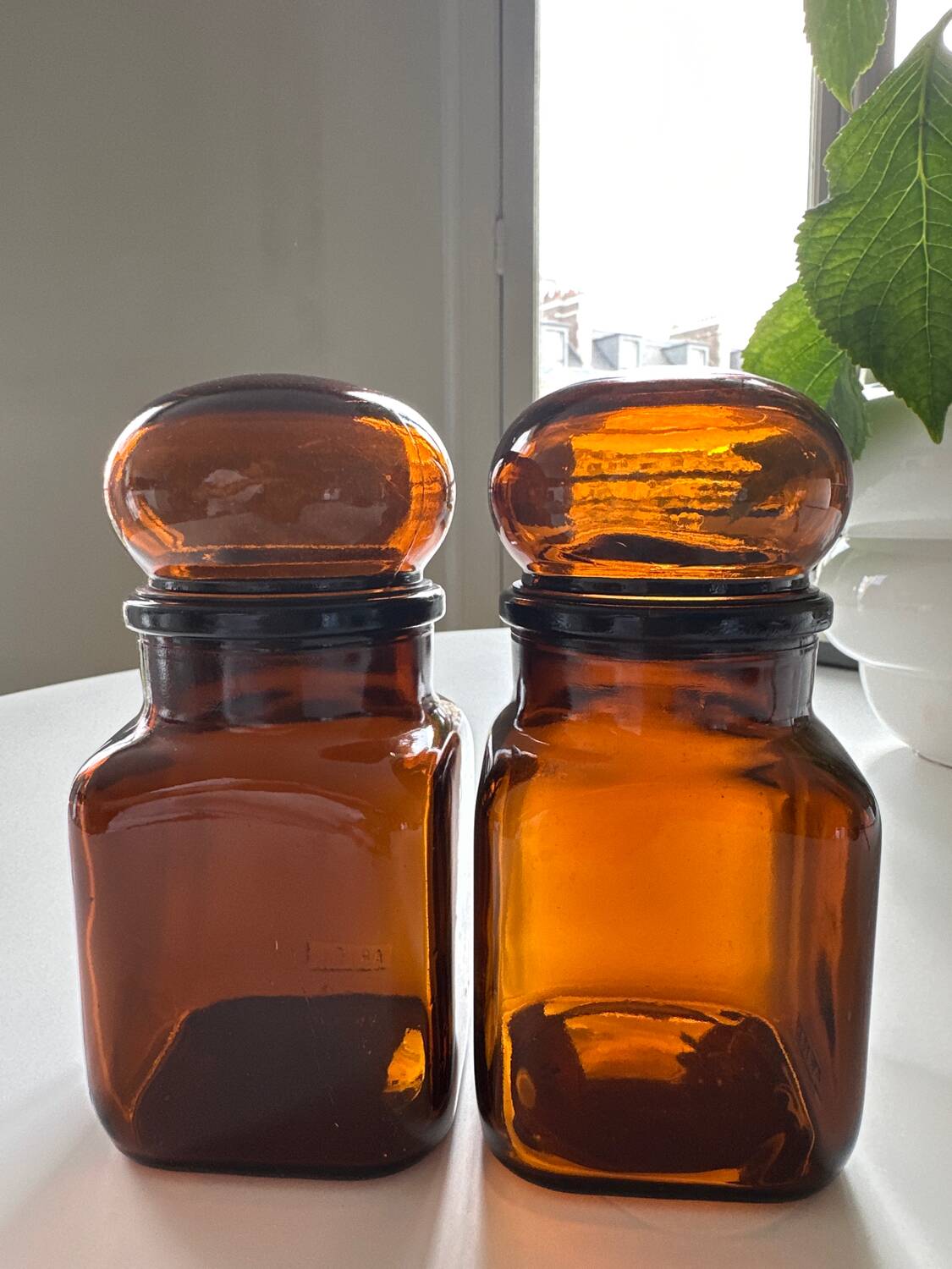 2 flacons d'apothicaire en verre ambré Ariel