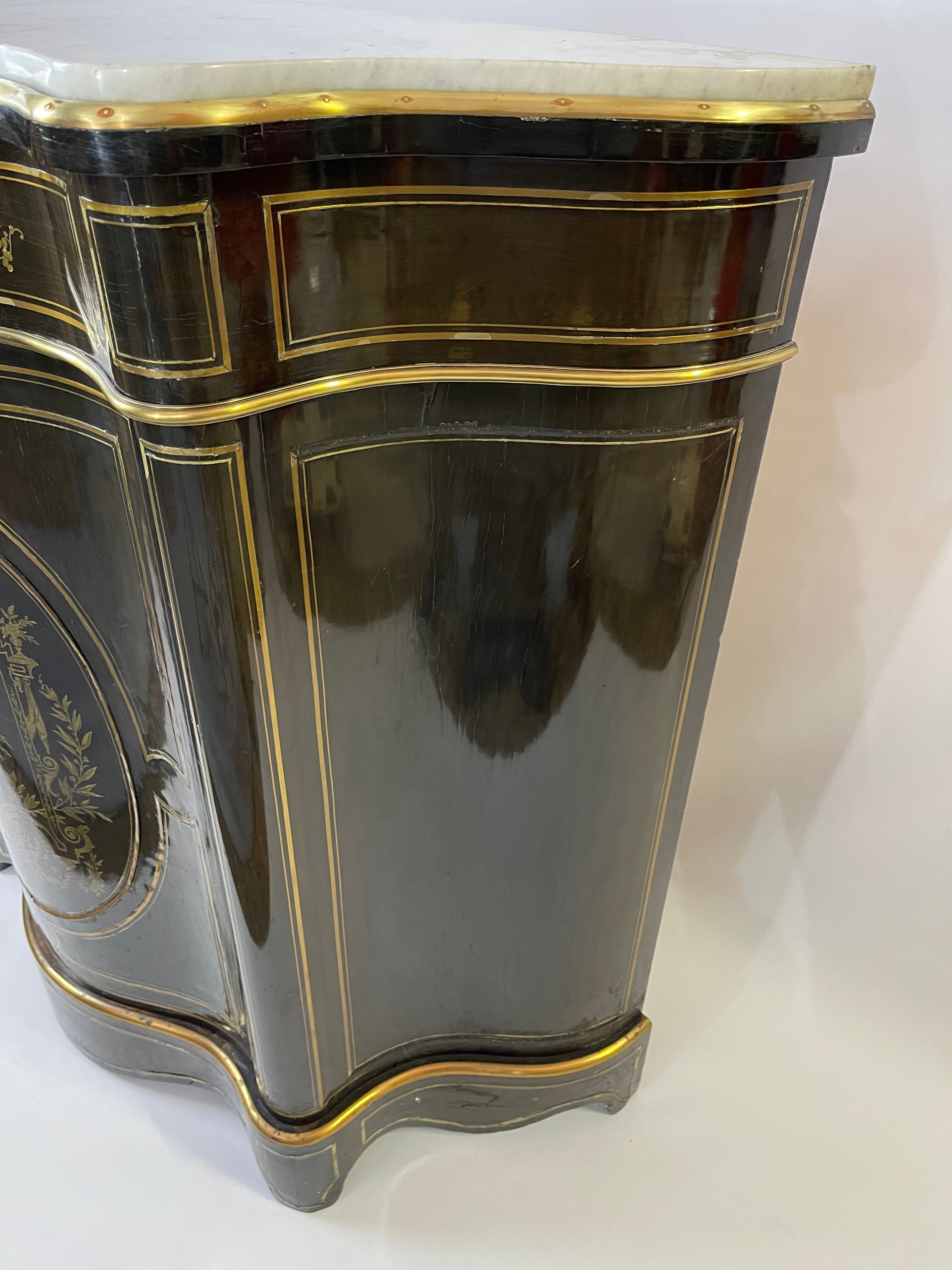 Napoleon 3 violin support cabinet in blackened wood