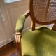 Fauteuil de style Louis XVI en velours et rotin