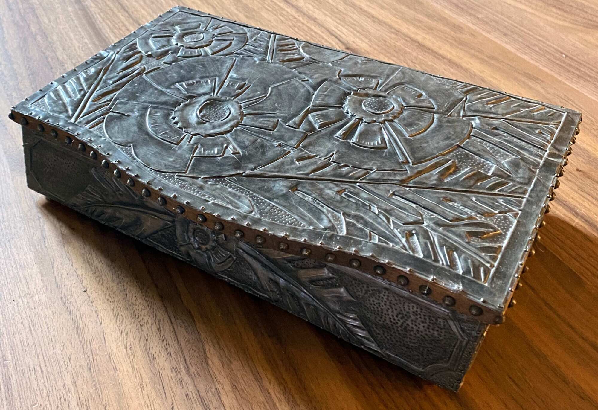 Art Deco box box (circa 1930) in zinc repoussé with Floral motifs