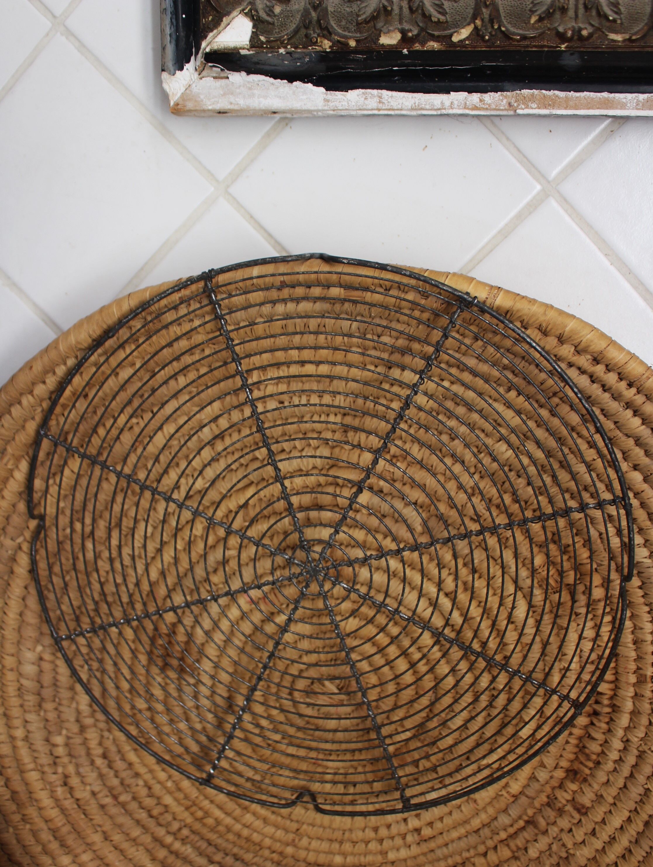 Vintage pie grill under flat round wire