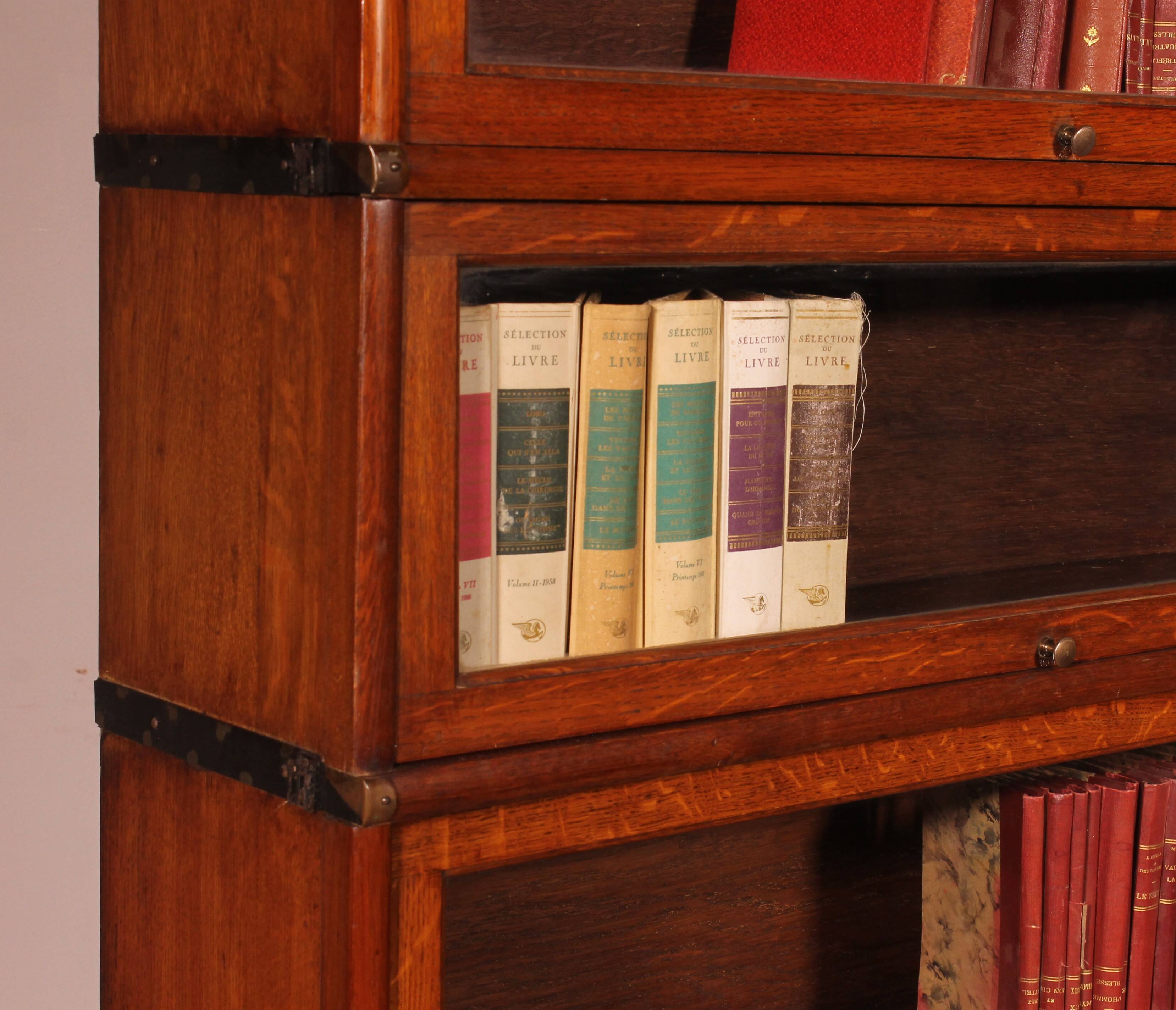 Globe Wernicke Library in oak, 5 pieces.