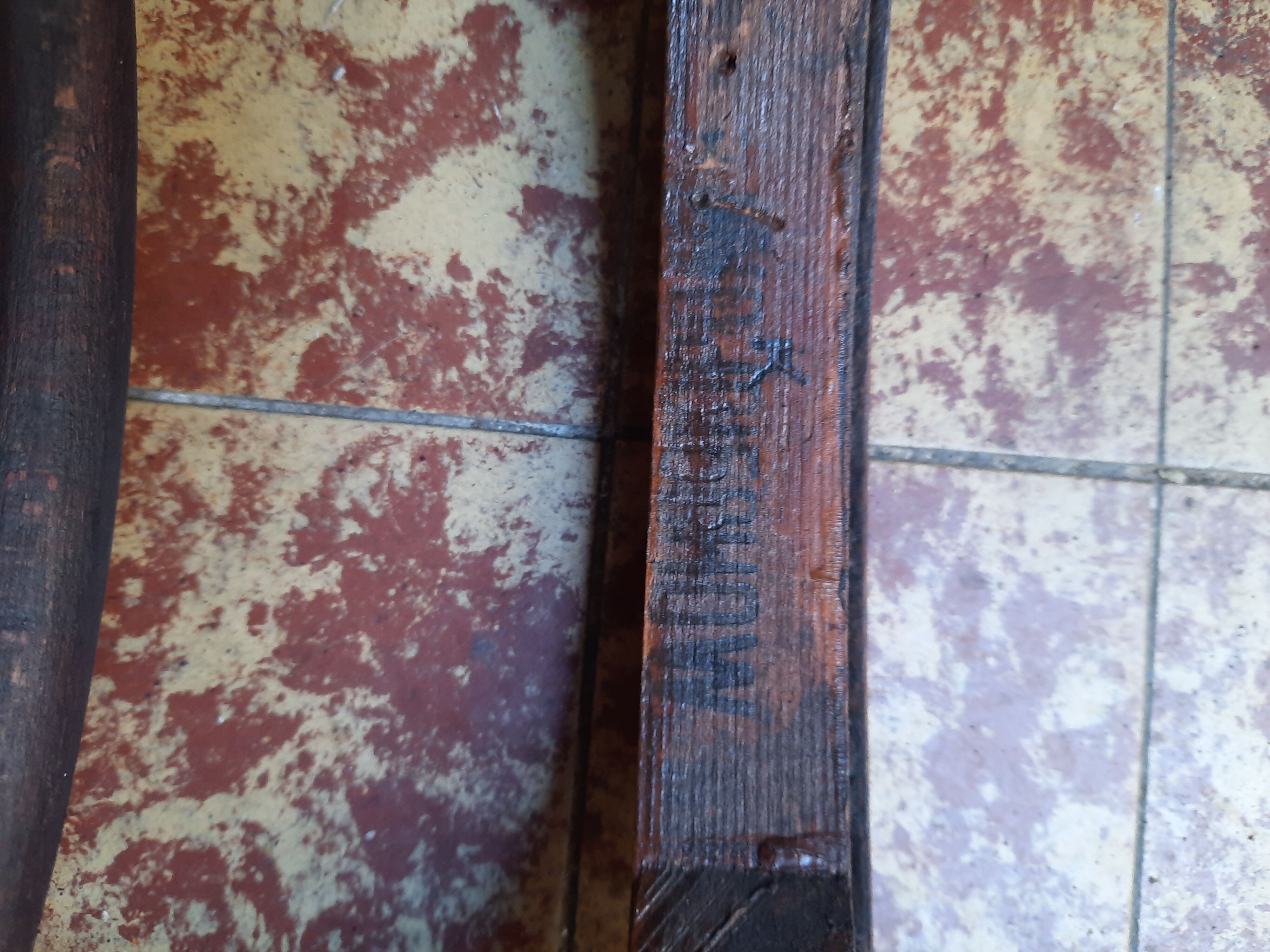 chair says Le Corbusier