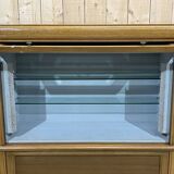 Vitrine en noyer et chêne de la marque MD, fabrication des années 1960