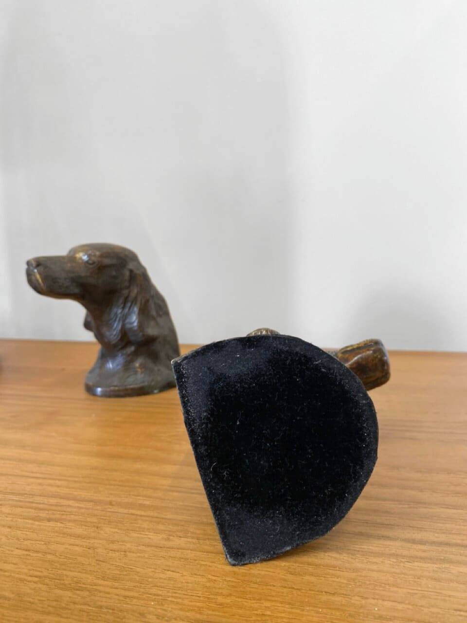 Paire de serre-livres anciens “Chiens de chasse” en bronze