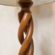 Lampe en bois torsadé