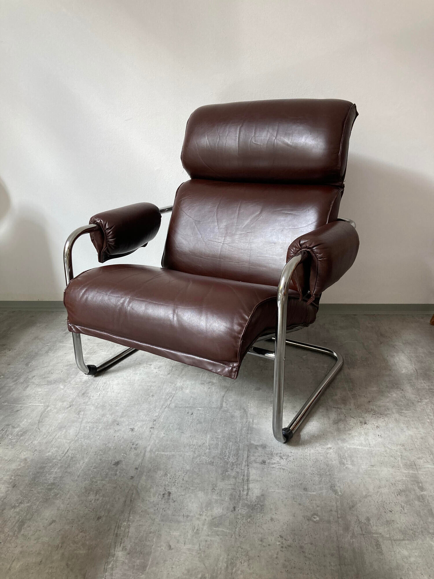 Midcentury tubular chromed chairs with leather cushions