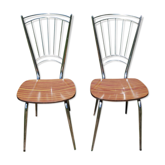 Paire de chaises en formica à dossier métal chromé en forme de lyre.