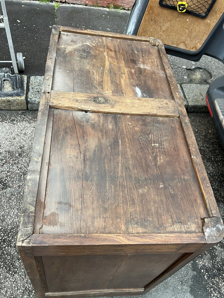 Oak hunting buffet in Louis XIV style, 18th century, with a marble top.
