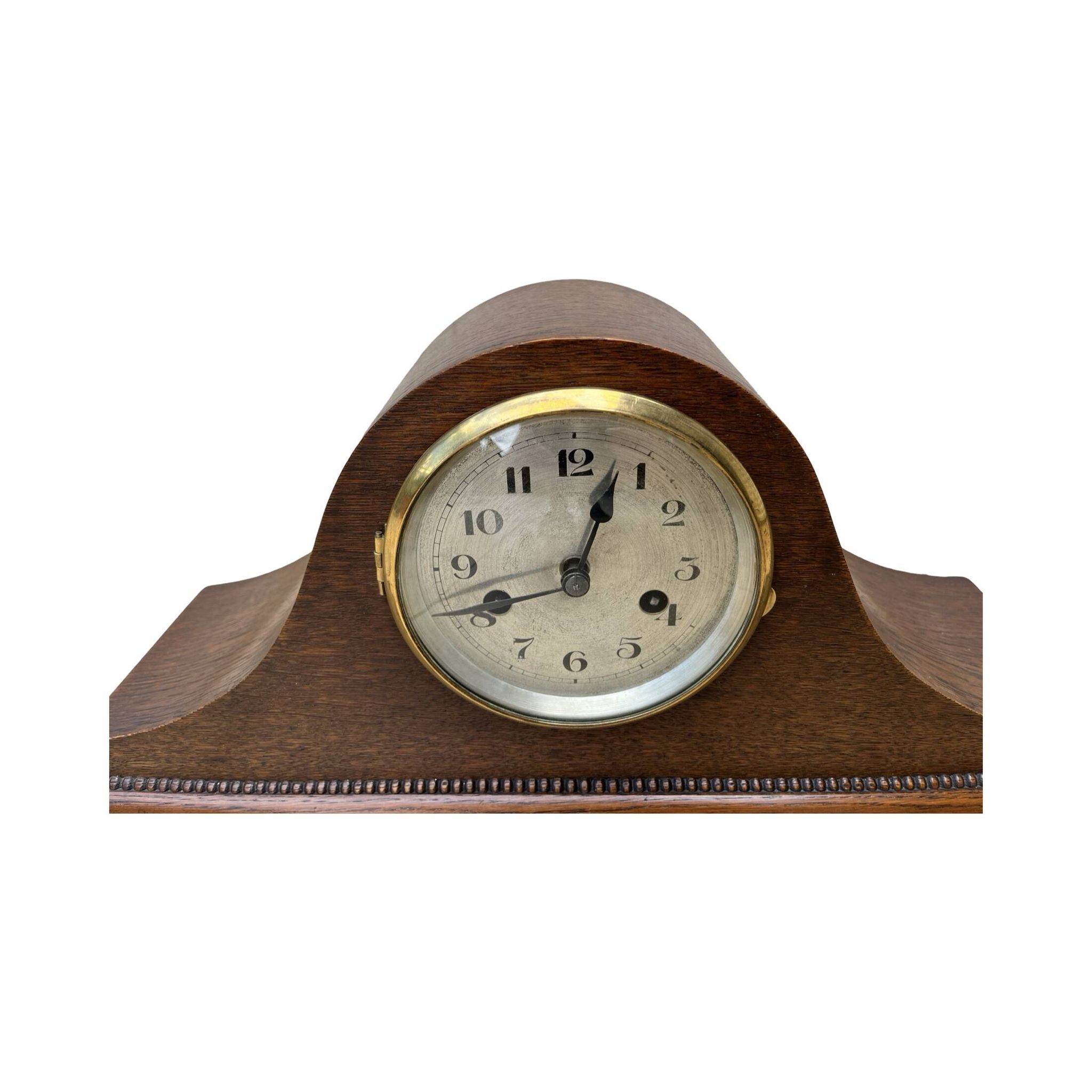 Pendule de cheminée, style art déco, chapeau de Napoléon, Allemagne, années 1930.