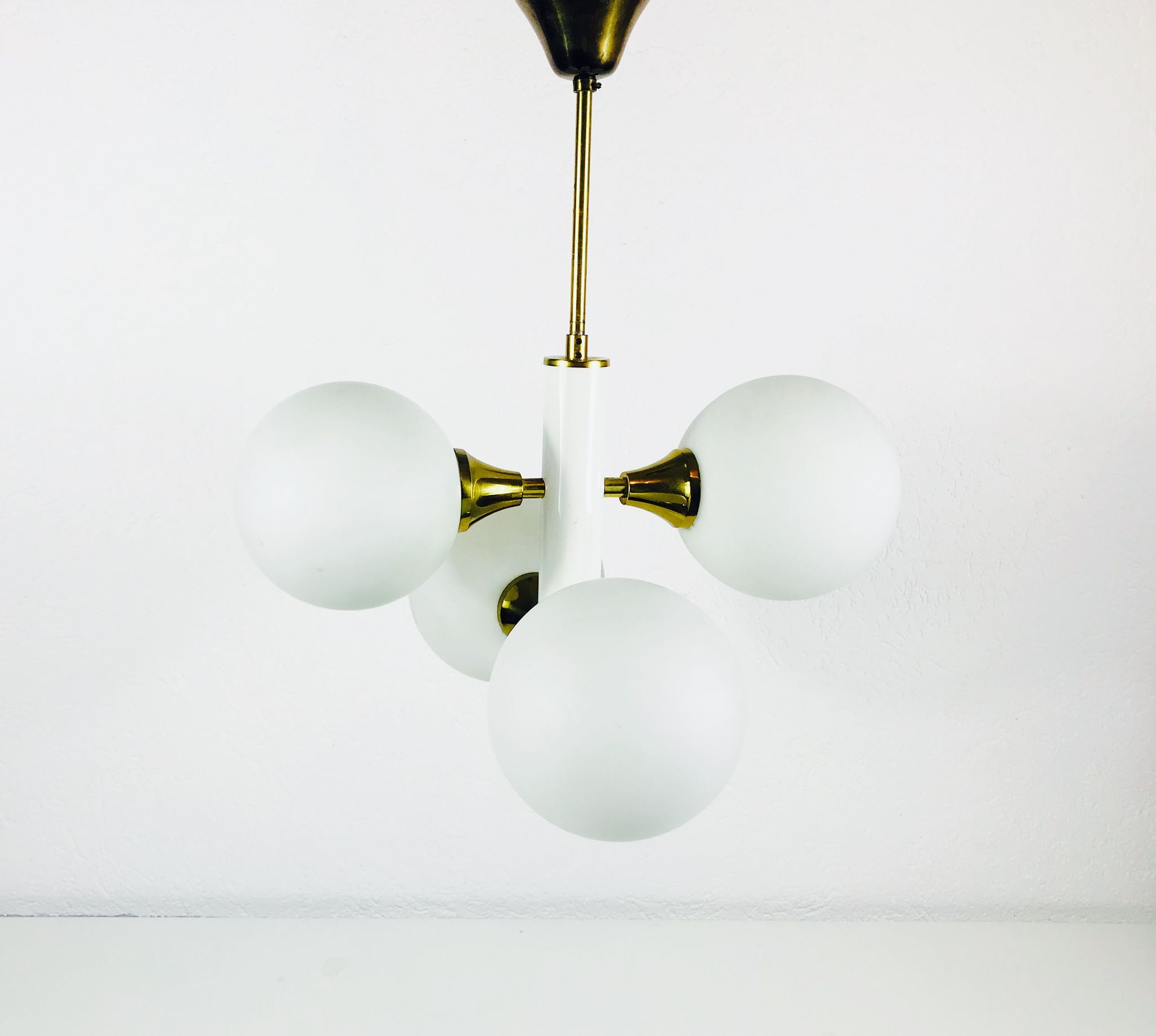 Lustre Kaiser Pop Art 4 boules opaline, 1960s