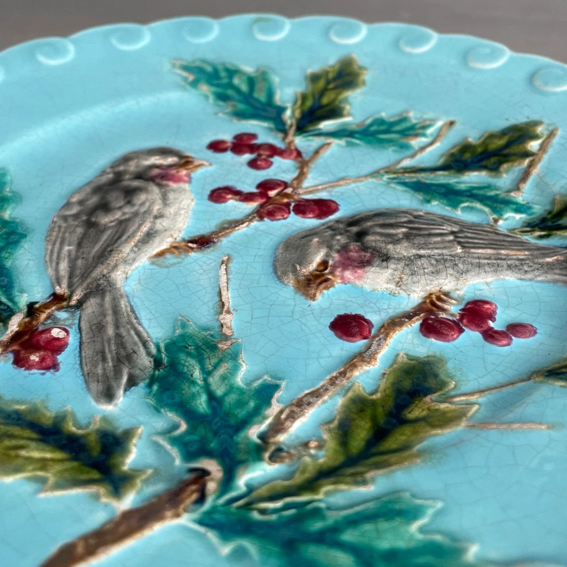 Plate with birds and holly in Sarreguemines majolica from the 19th century - Barbotine - Ref 1158