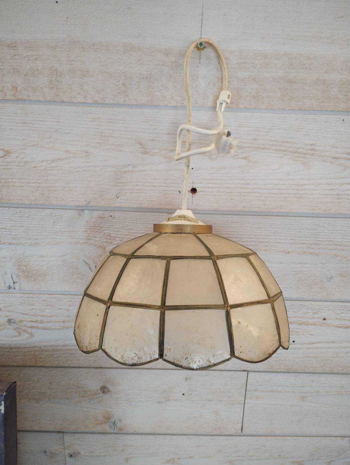 Mother-of-pearl suspension