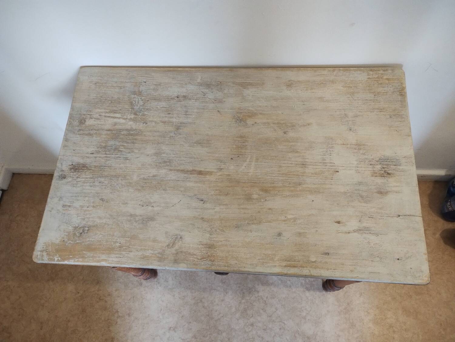 Desk with turned legs