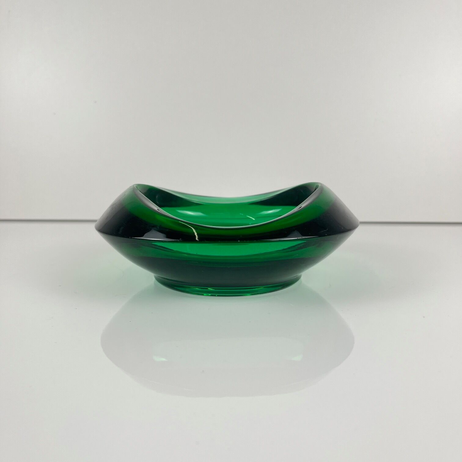 Vide poche / cendrier en verre vert, Tchéquie, 1960
