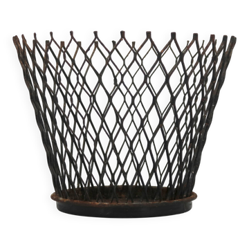 Cache pot en métal grillagé noir style Mathieu Matégot, années 50