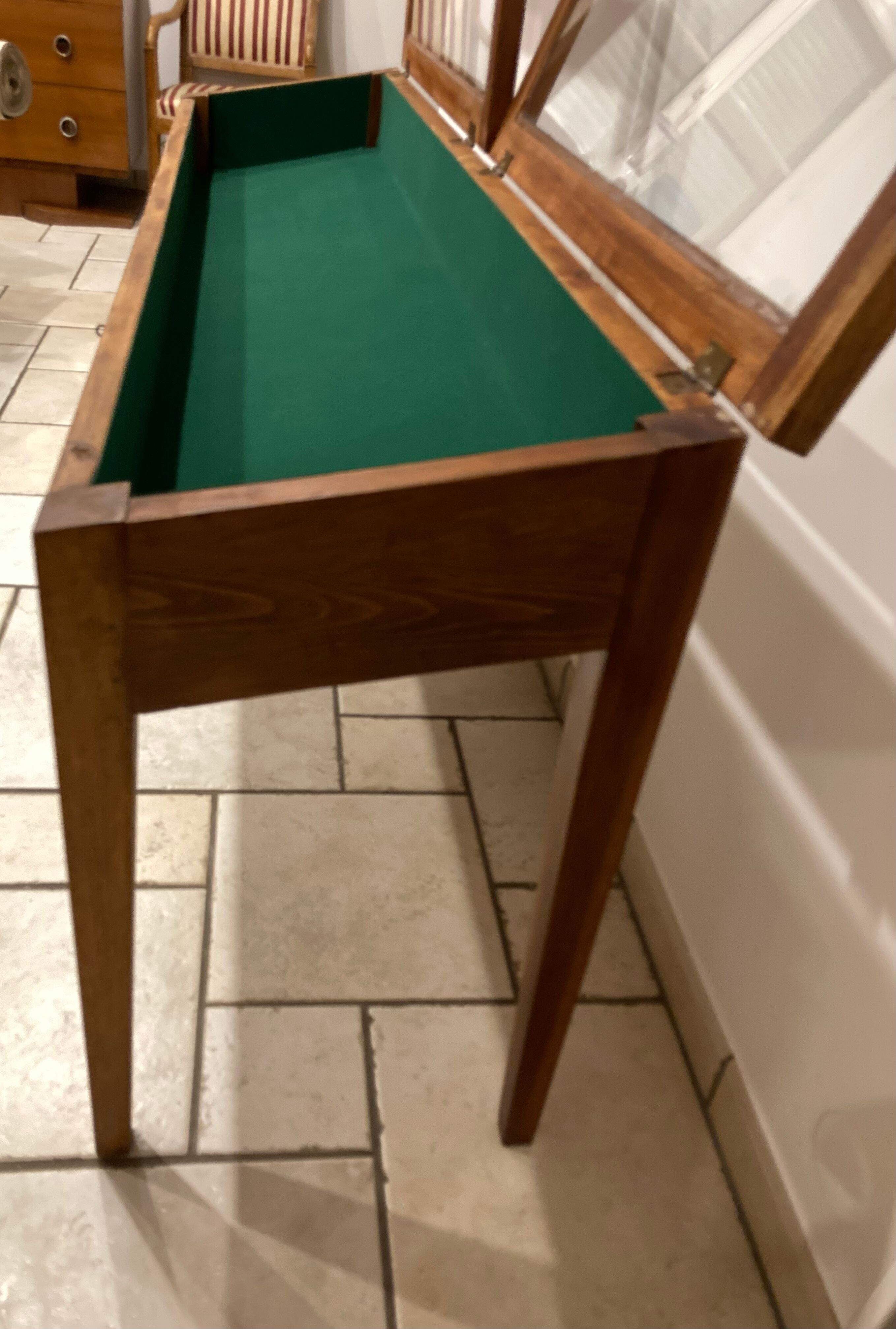 Presentation glass table