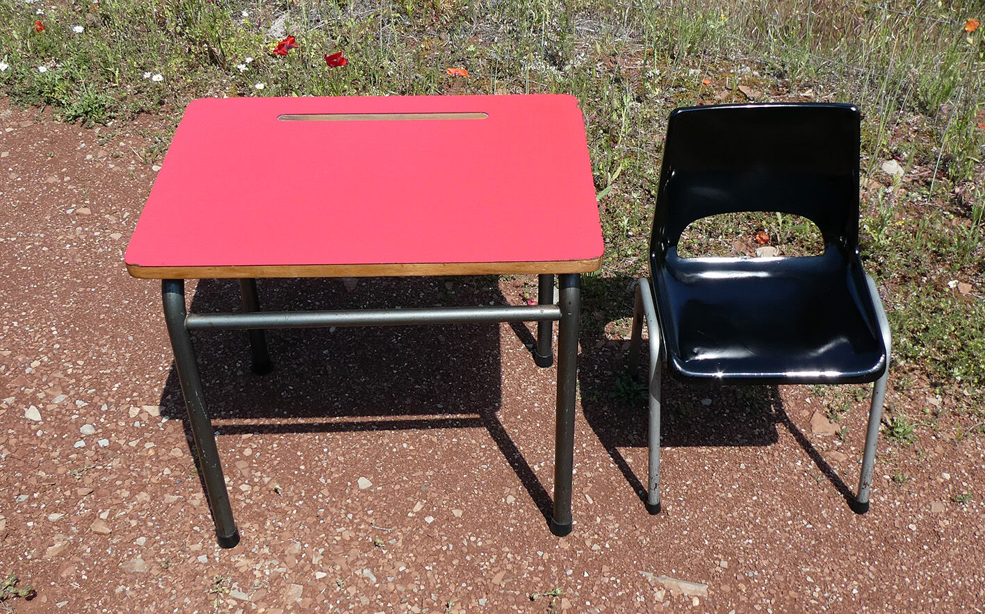 Ensemble de bureau rouge et chaise vintage d'écolier