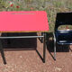 Ensemble de bureau rouge et chaise vintage d'écolier
