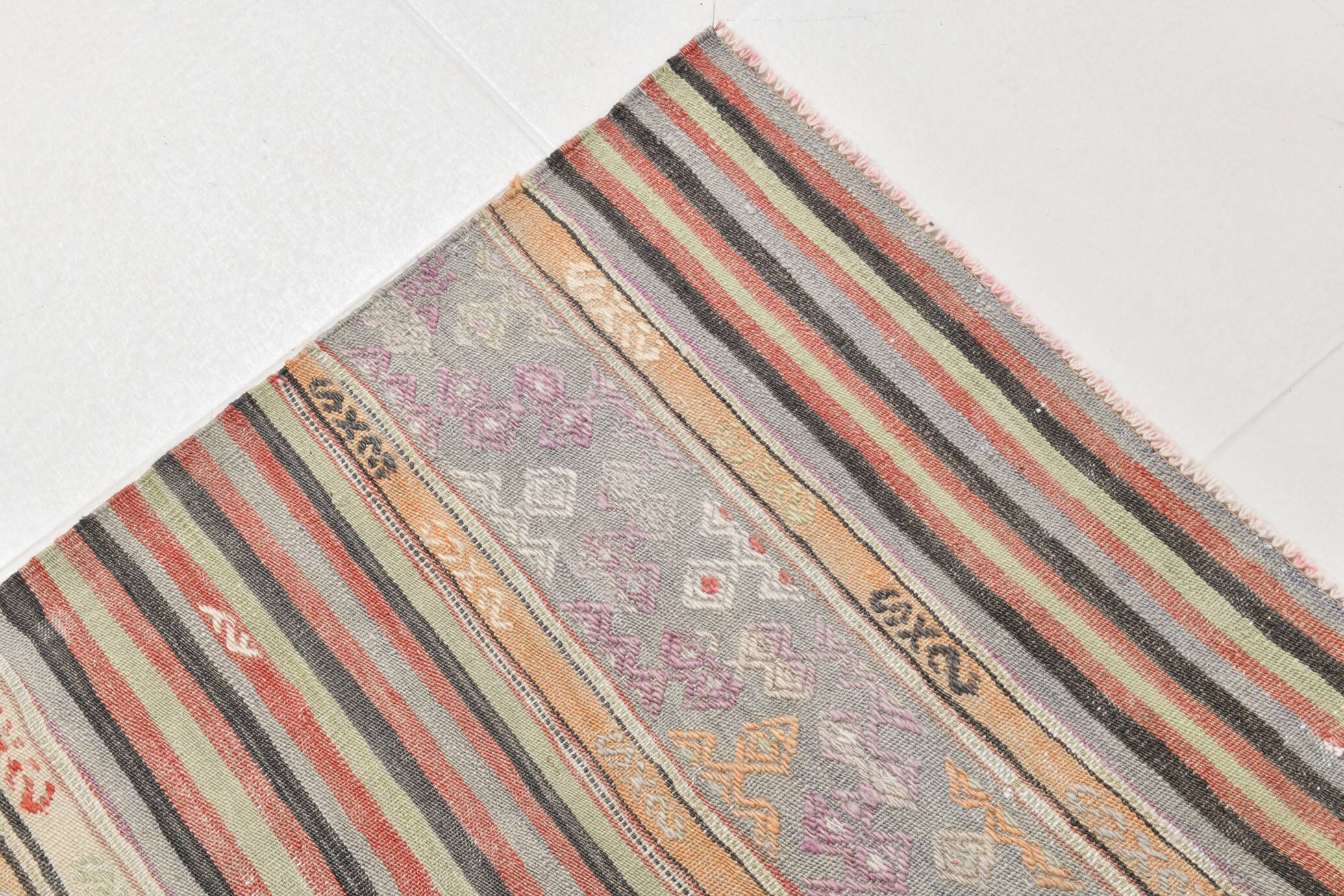 5x9 Soft Pastel Red Vintage Kilim Rug 150x290Cm SK 32959