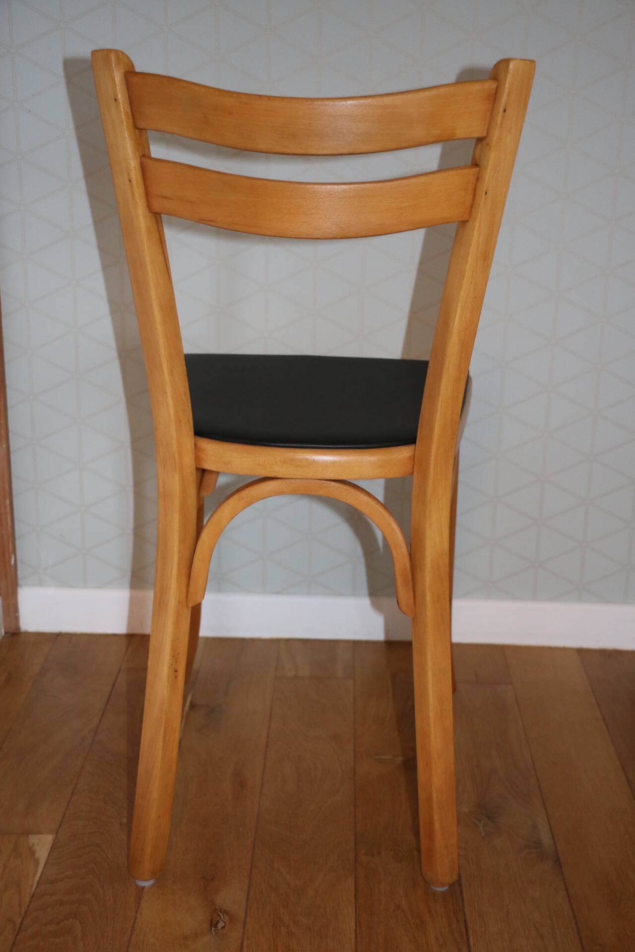 2 chaises Baumann N°19 hêtre clair skai noir