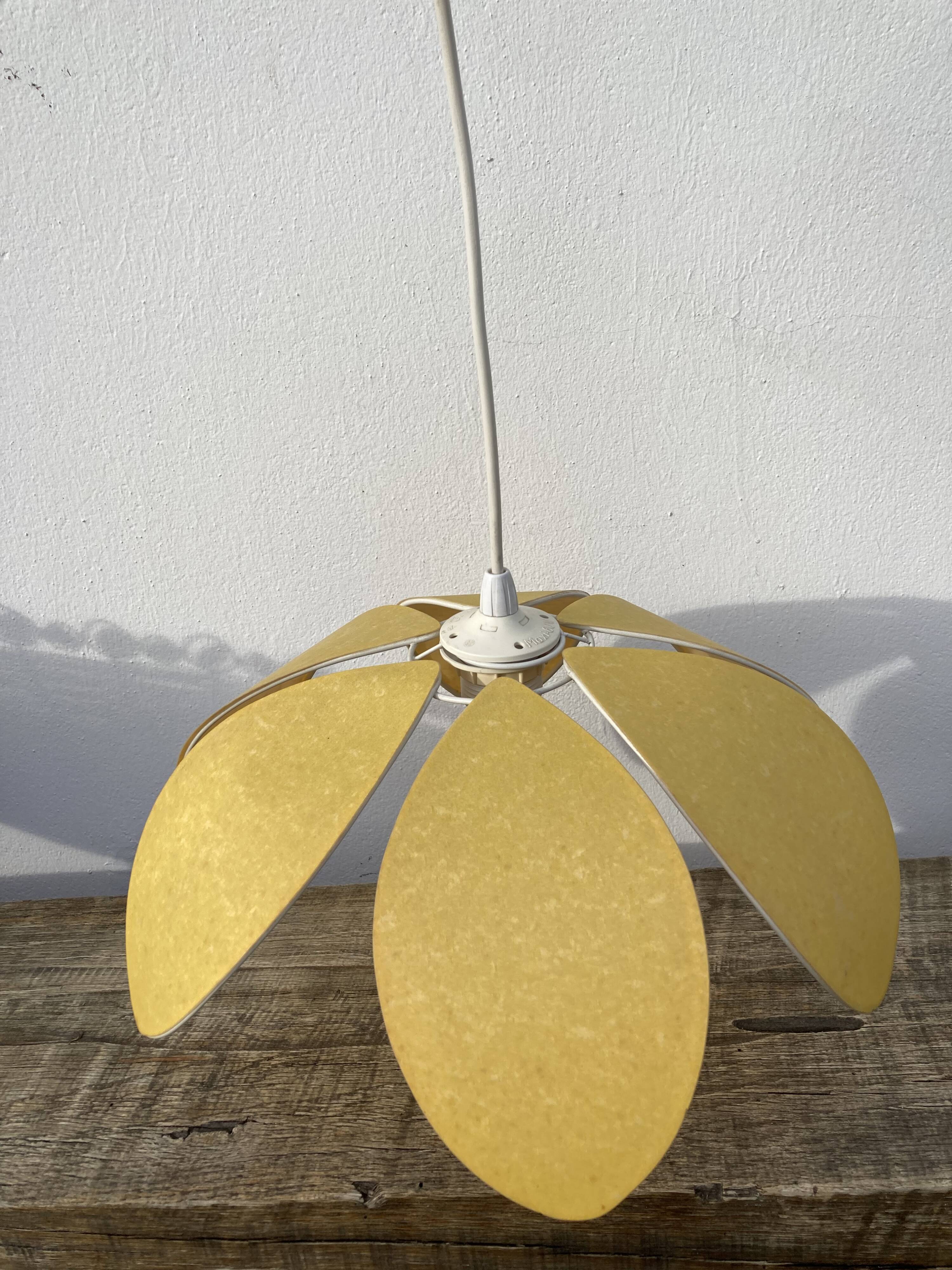 Suspension flower petal yellow vintage 70s