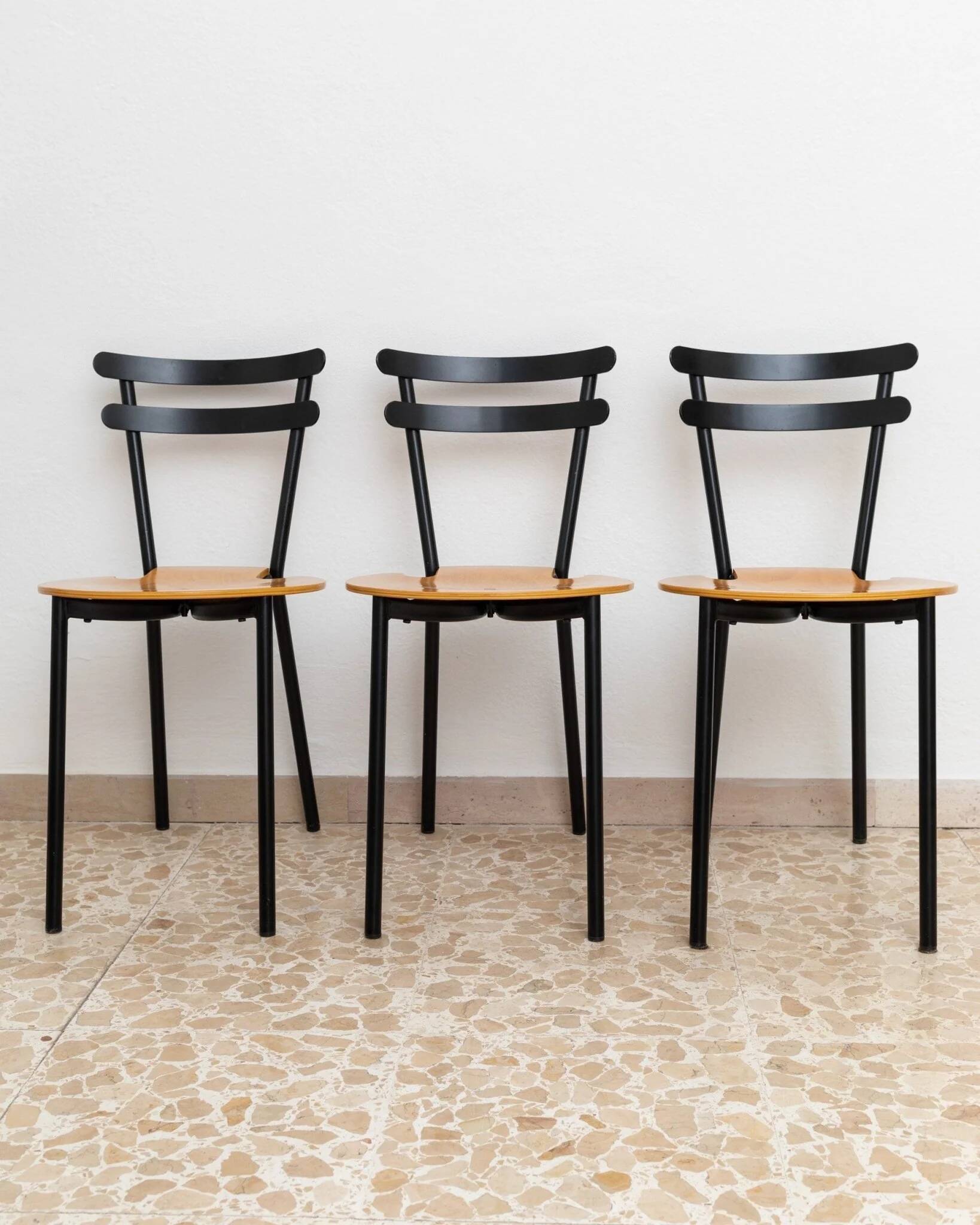 Set of 3 Italian mid-century chairs in black steel frame and natural wood seats - stackable, 1970s