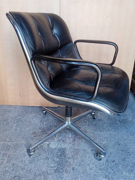 Fauteuil Charles Pollock cuir noir époque 1970