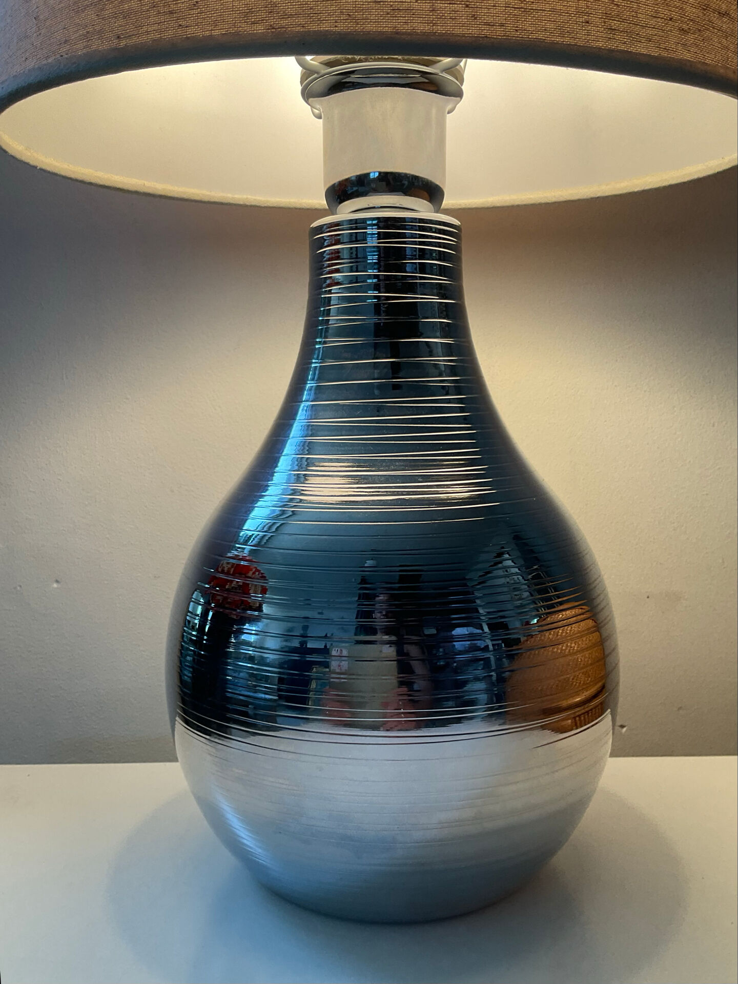 Lampe design en métal chromé