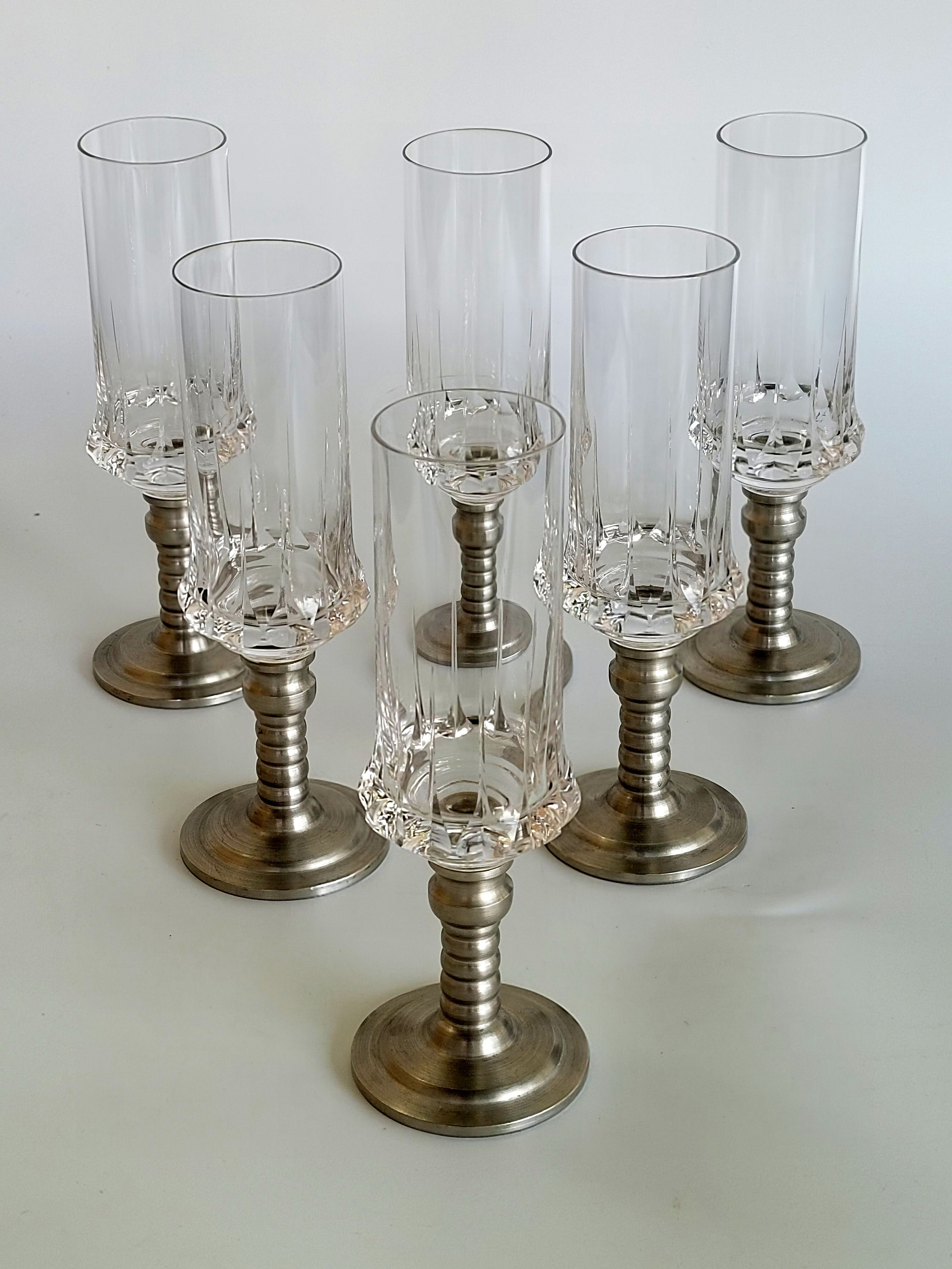 Série de six verre flute à champagne en cristal avec le pied en étain
