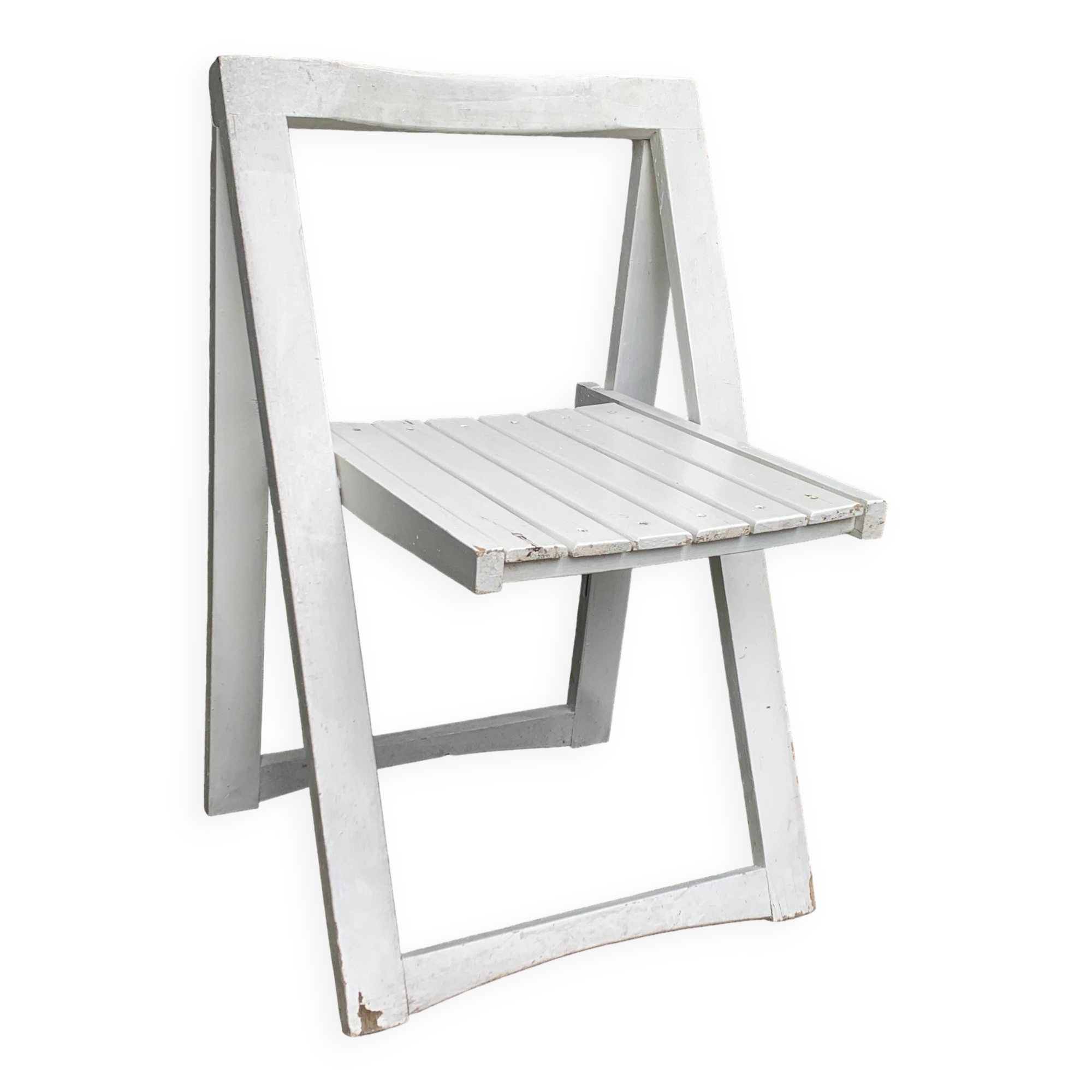 white folding chair