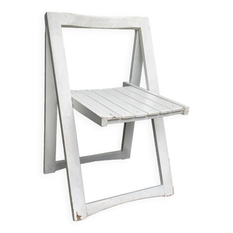 white folding chair