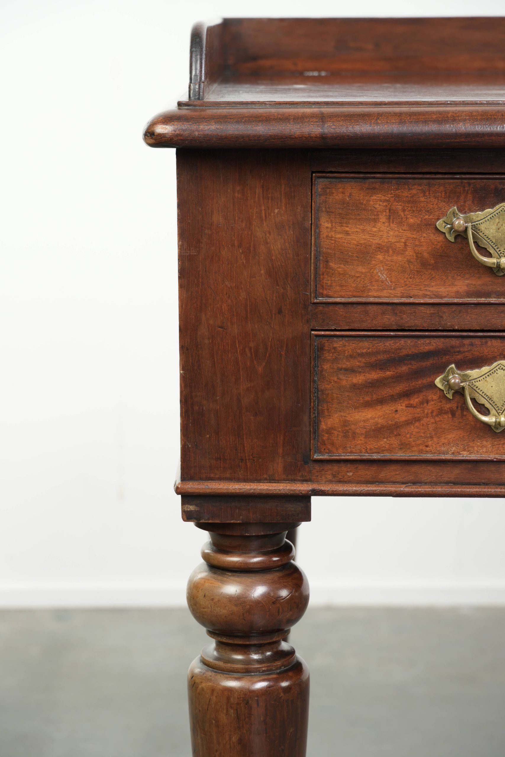 Elegant antique English desk / writing table from the mid-19th century