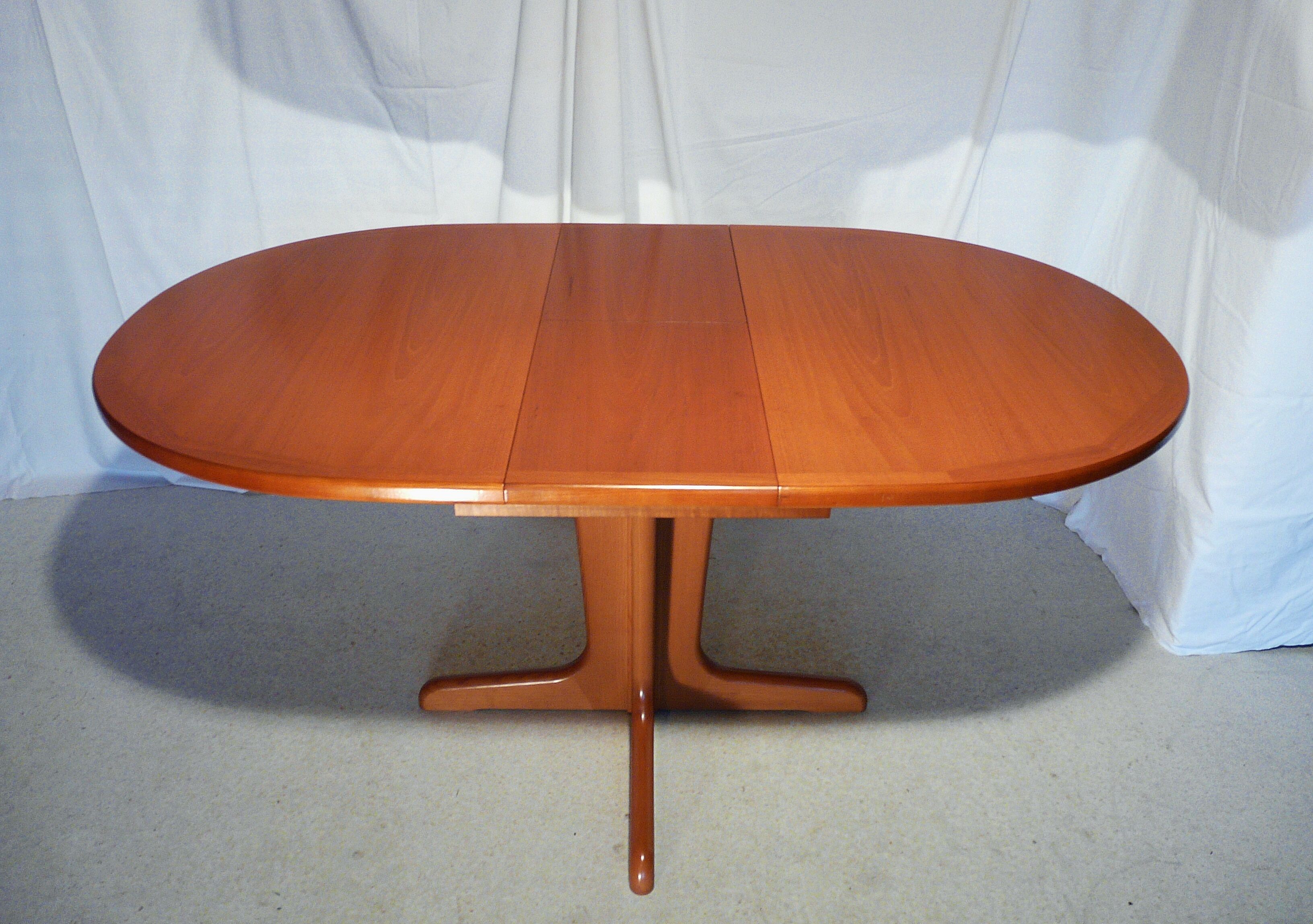 Scandinavian extendable oblong table in G Plan teak