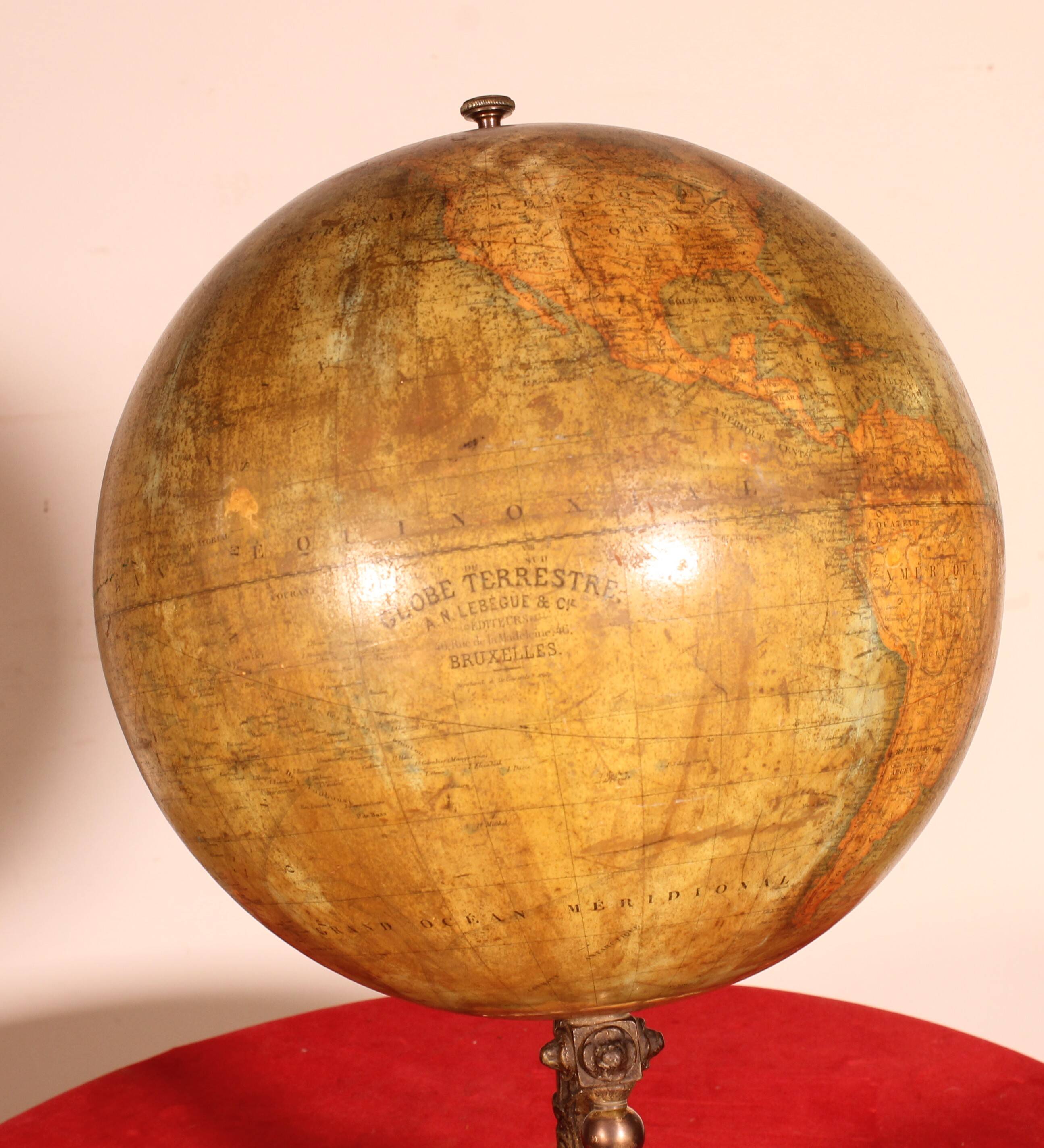 Globe terreste par Lebègue - 19° siècle