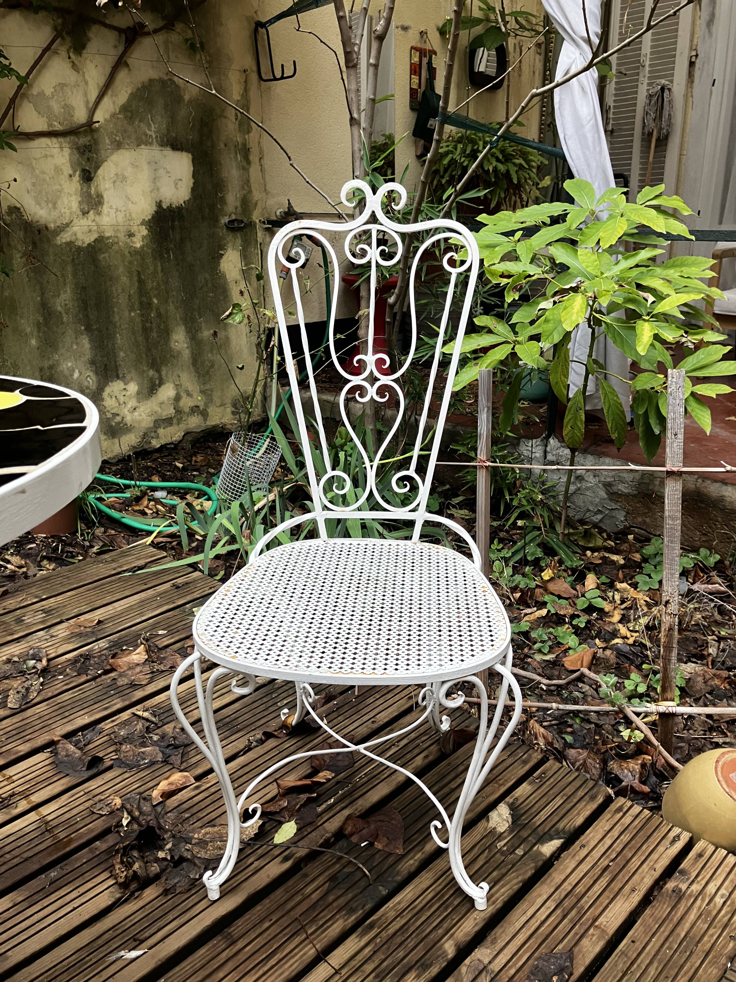 Tables et chaises jardin fer forgé blanc et mosaïque