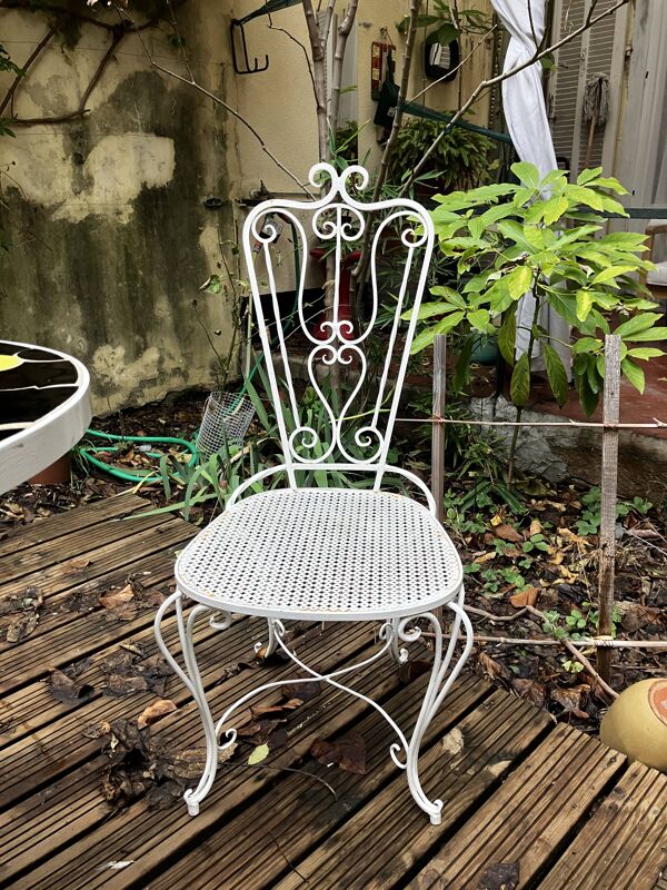 Tables et chaises jardin fer forgé blanc et mosaïque