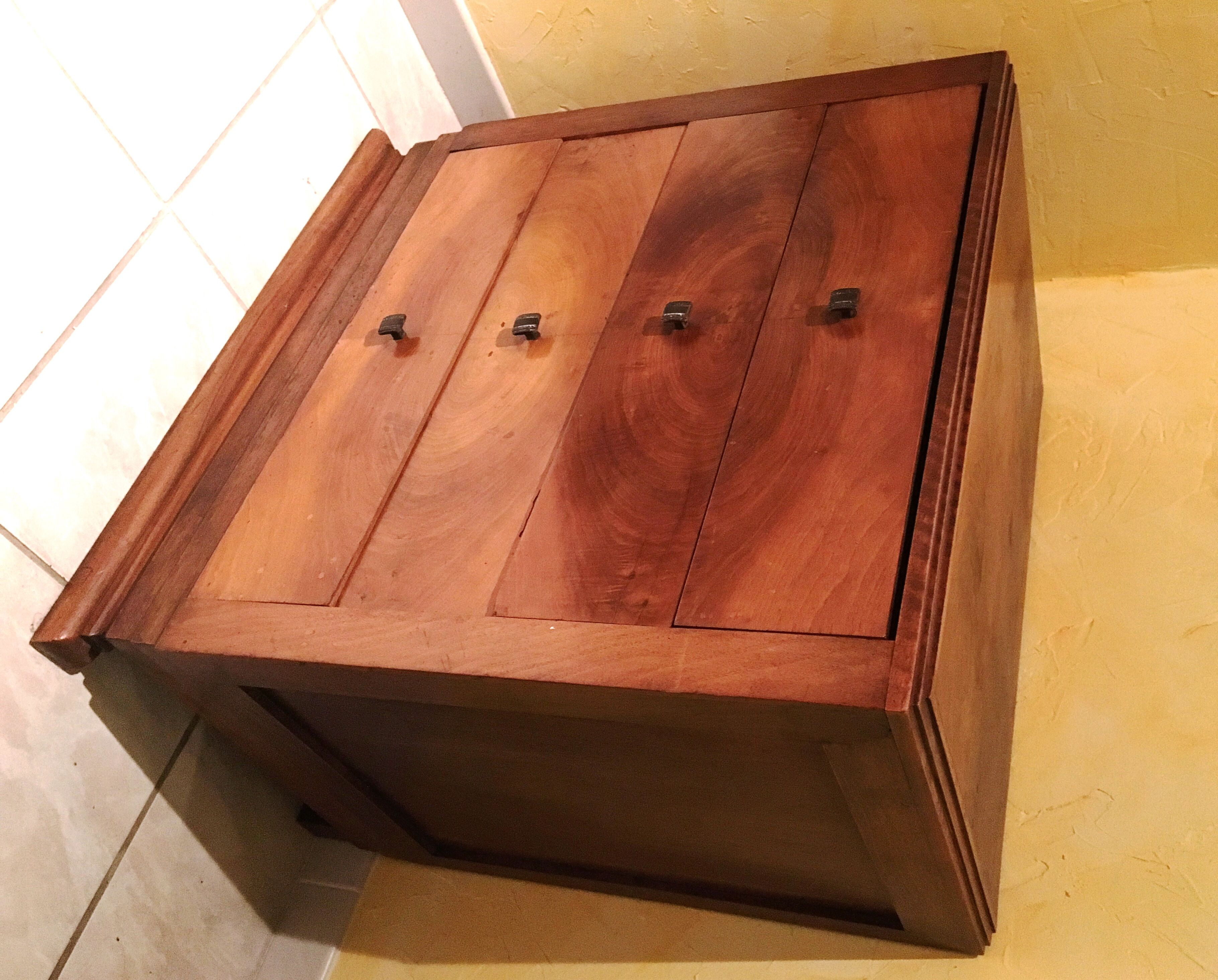 Chest of drawers in walnut