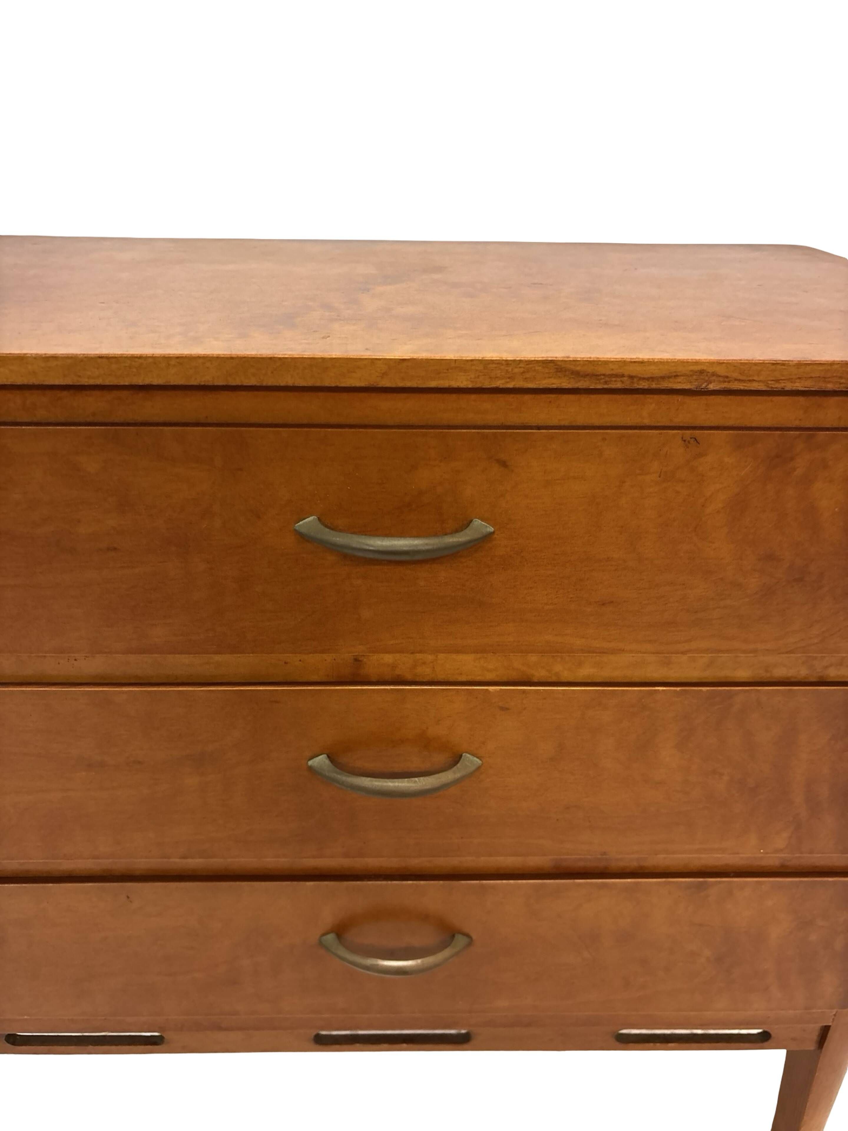 Petite commode vintage des années 1960 en chêne.