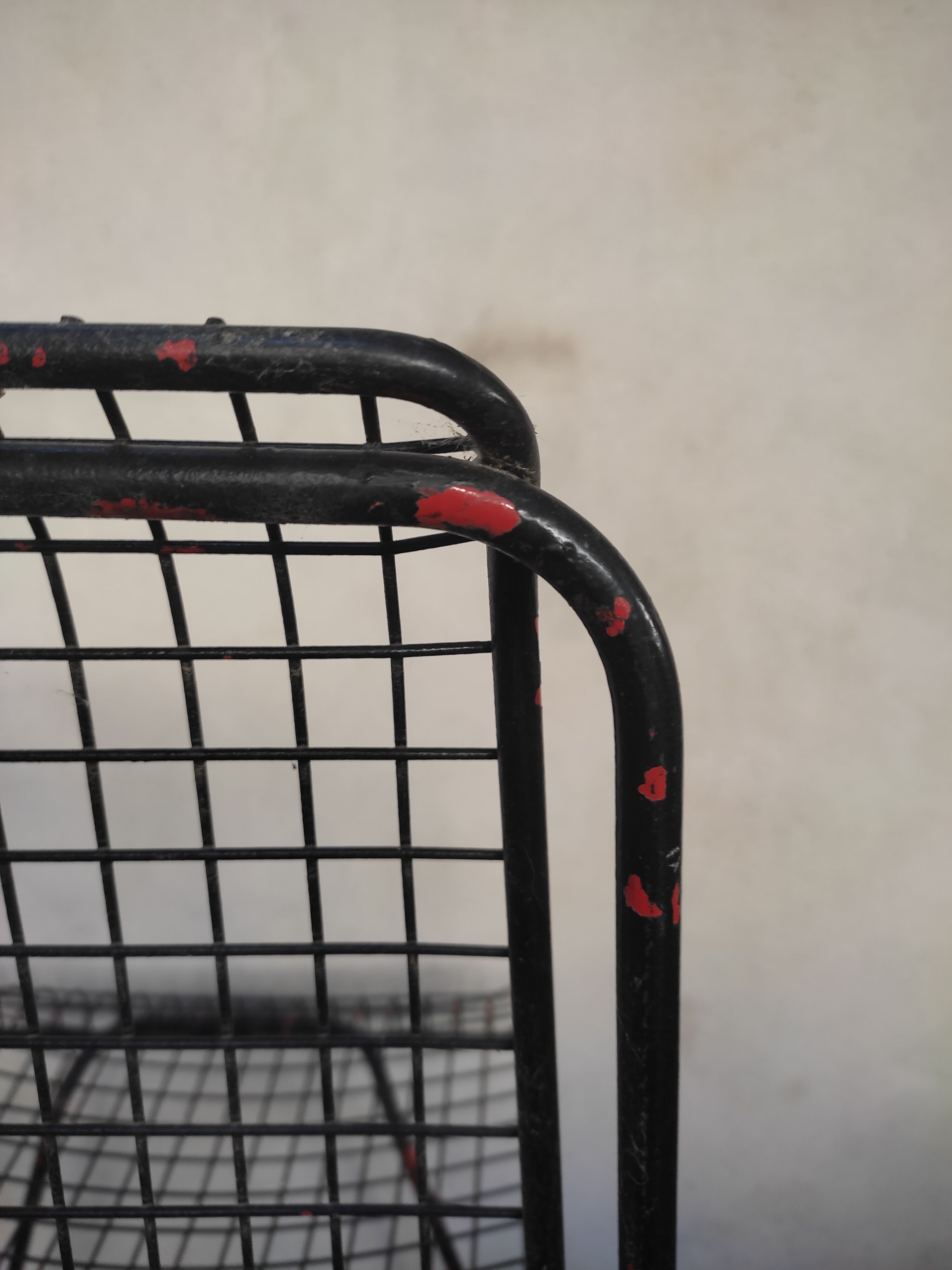 4 gridded metal chairs